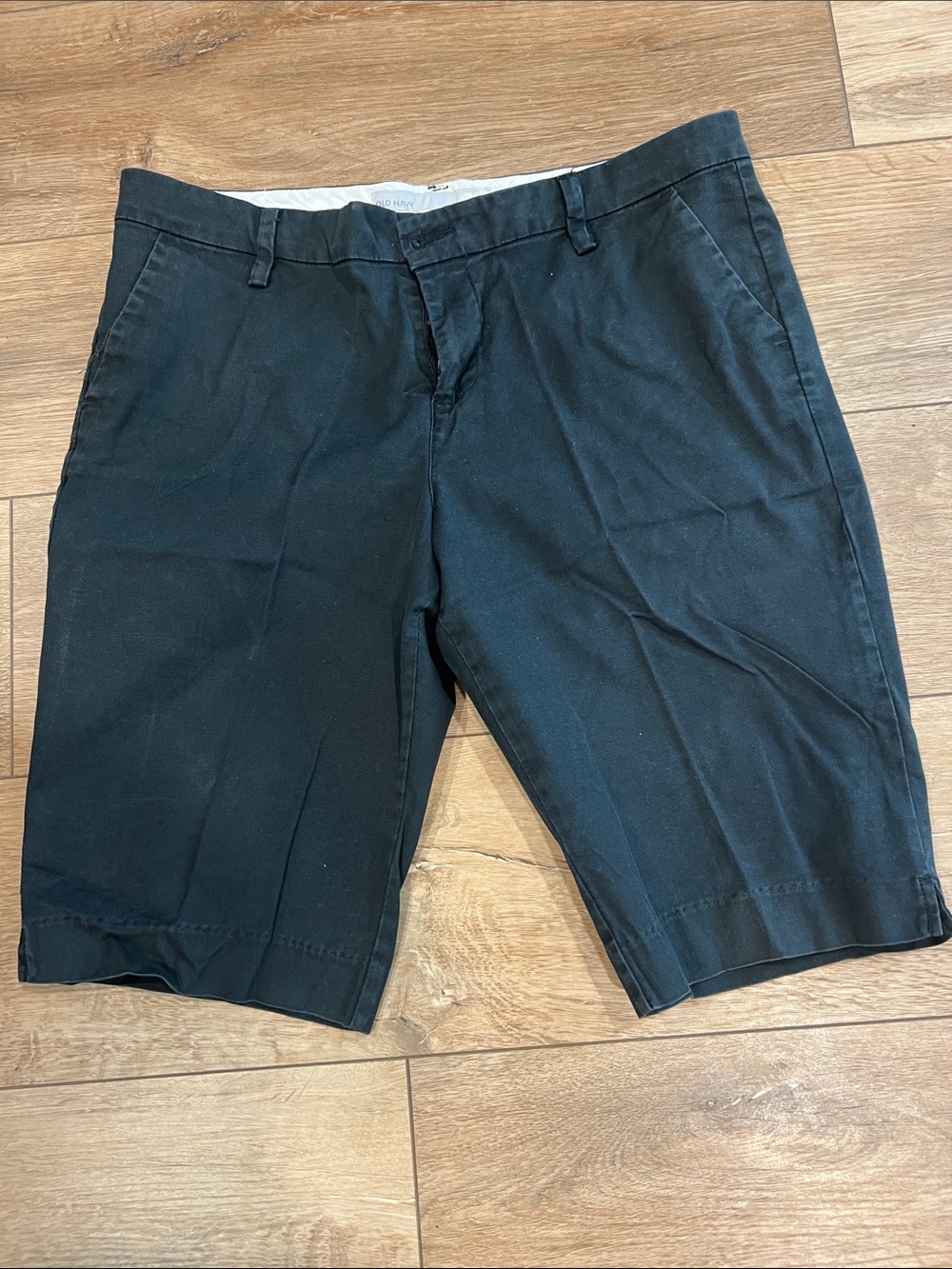 Old Navy Black Flat-Front ladies Bermuda Chino Shorts size 10